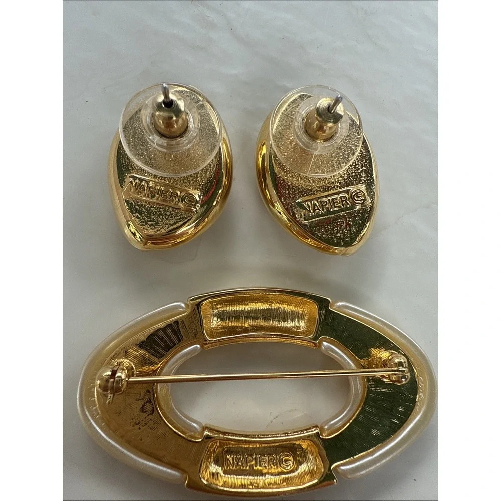 Vtg 60s Napier Oval Gold and Pearl Toned Resin Brooch Pin And Earring Set #155